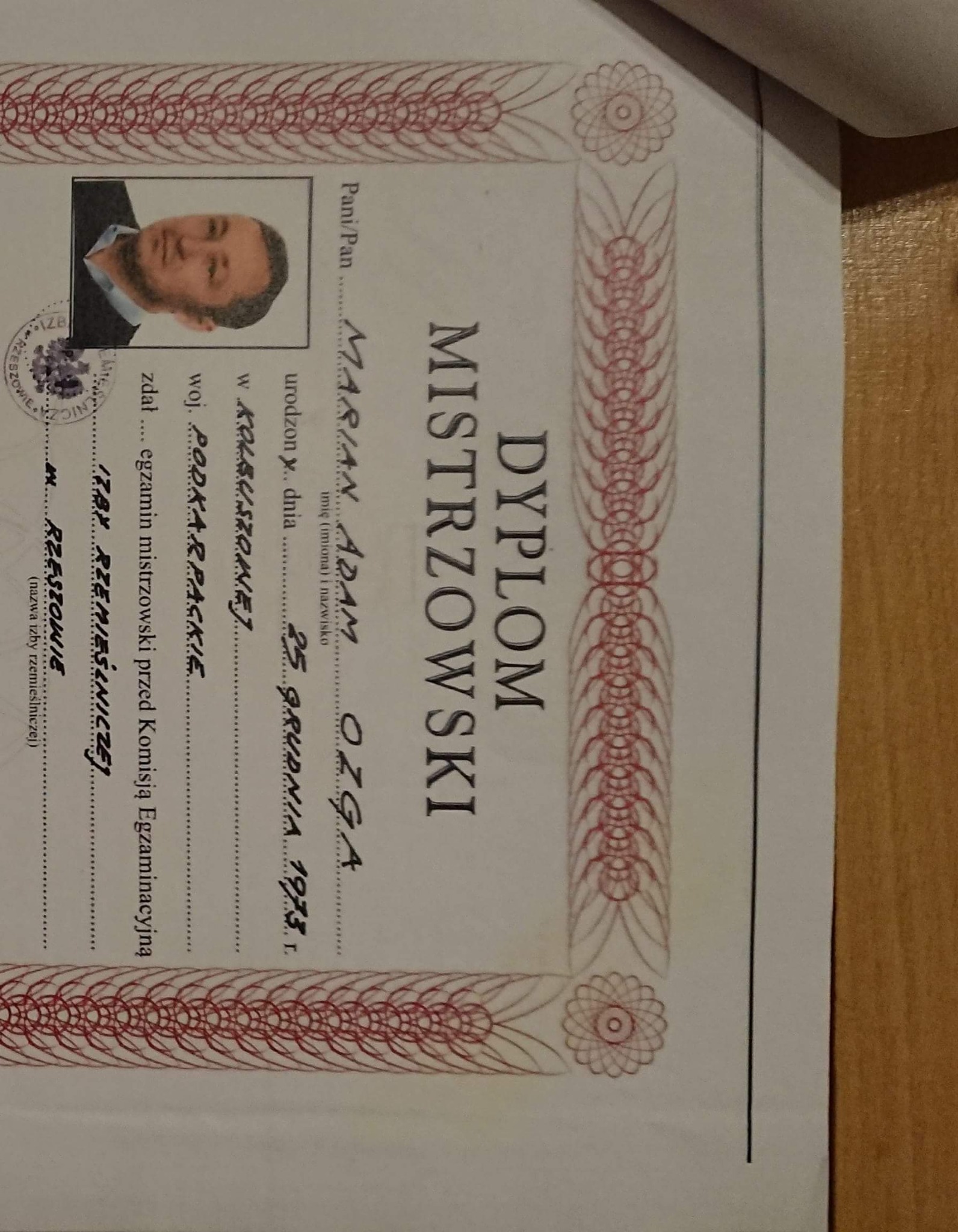 Skan dyplomu mistrzowskiego Mariana Adama Ozgi z Kolbuszowej, województwo podkarpackie, urodzonego 25 grudnia 1973 roku.