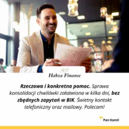 Uśmiechnięty mężczyzna w beżowej marynarce trzyma dokumenty i długopis, rozmawiając z klientem w kawiarni. W tle widoczne oświetlenie i regał z książkami.