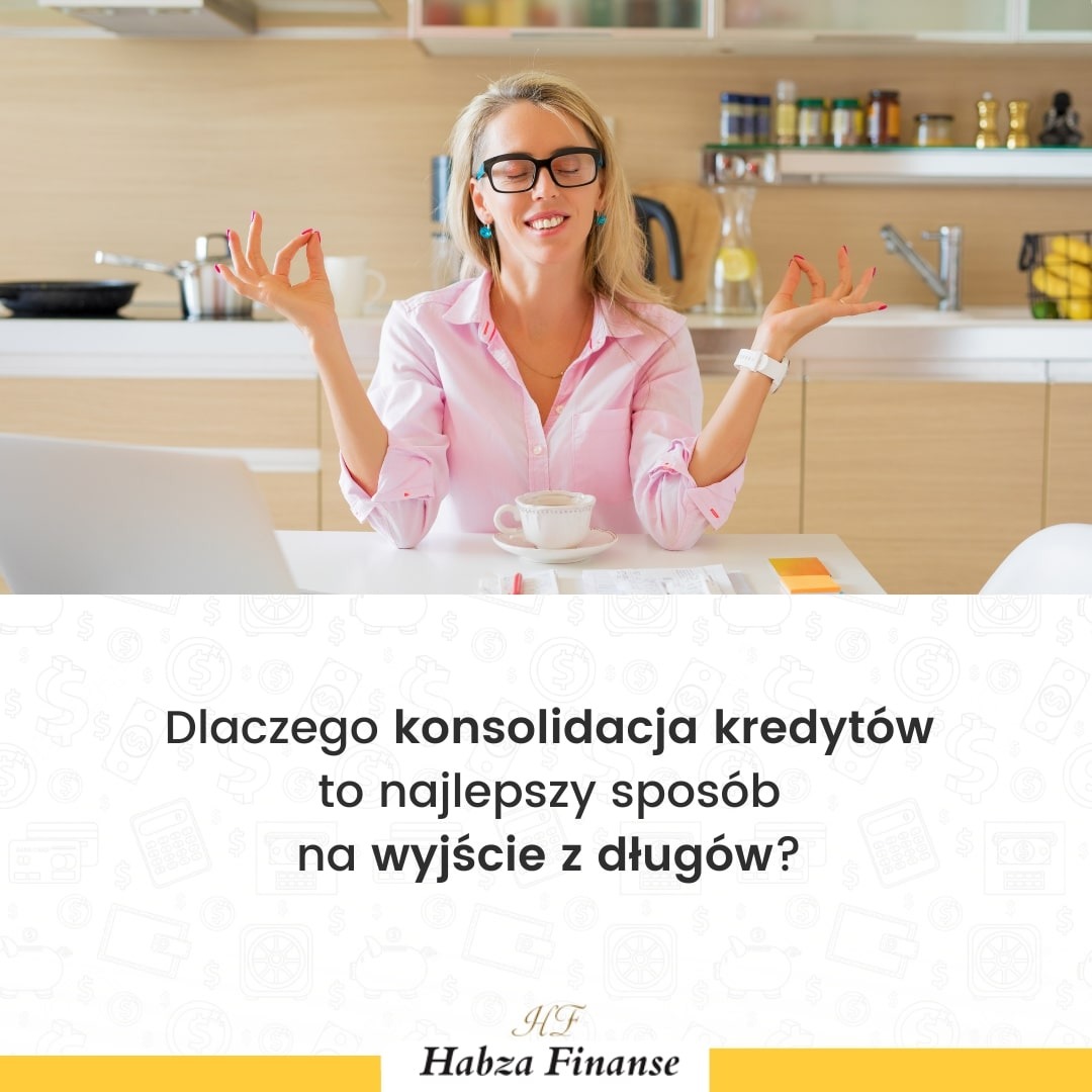 Blond kobieta w okularach medytuje przy biurku w kuchni, obok laptopa i filiżanki kawy, na tle grafika z pytaniem 'Dlaczego konsolidacja kredytów to najlepszy sposób na wyjście z długów?' i logo...
