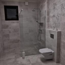 Certa-Bud - Nowoczesna łazienka w szarościach z kabiną prysznicową typu walk-in, podwieszaną toaletą i dużymi płytkami imitującymi kamień, oświetlona podłużną lampą sufitową i doświetlona przez okno z roletami.