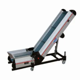 Przenośnik taśmowy z podajnikiem, metalowa konstrukcja na kółkach, ustawiony pod kątem, widoczne elementy regulacji wysokości.