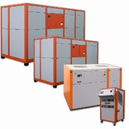 Zestaw czterech przemysłowych agregatów chłodniczych (chillerów) w kolorach szaro-pomarańczowych różnej wielkości, ustawionych na białym tle.