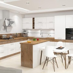 Nowoczesna kuchnia z białymi lakierowanymi frontami i drewnianymi blatami, wyspa kuchenna z barkiem, białe krzesła, minimalistyczny okap z grafiką.