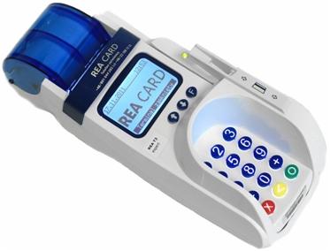 Biały terminal płatniczy REA Card z niebieskim podajnikiem papieru, wyświetlaczem LCD prezentującym napis 'REA CARD' i klawiaturą numeryczną z kolorowymi przyciskami funkcyjnymi, ustawiony...