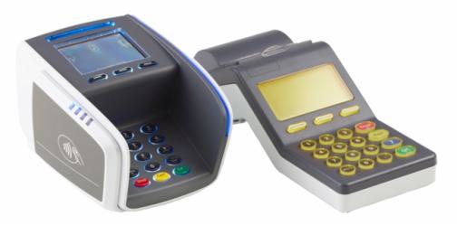 Dwa terminale płatnicze: jeden nowoczesny z dotykowym ekranem i podświetleniem LED, drugi starszy z żółtymi przyciskami i monochromatycznym wyświetlaczem, oba na białym tle.