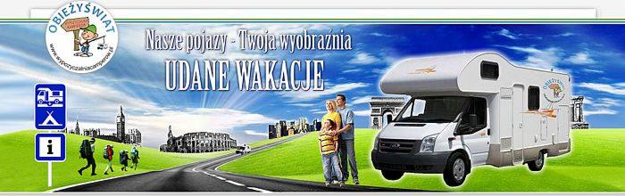 Grafika reklamowa z rodziną na tle krajobrazu z camperem i zabytkami, promująca udane wakacje.