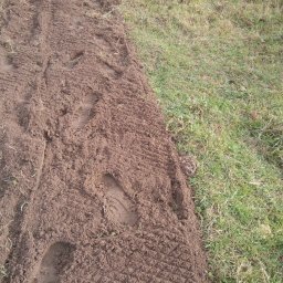 glebogryzarka separacyjna - maszyna przekopuje, spulchnia i zakopuje stary ("chowa") stary trawnik pod ziemią