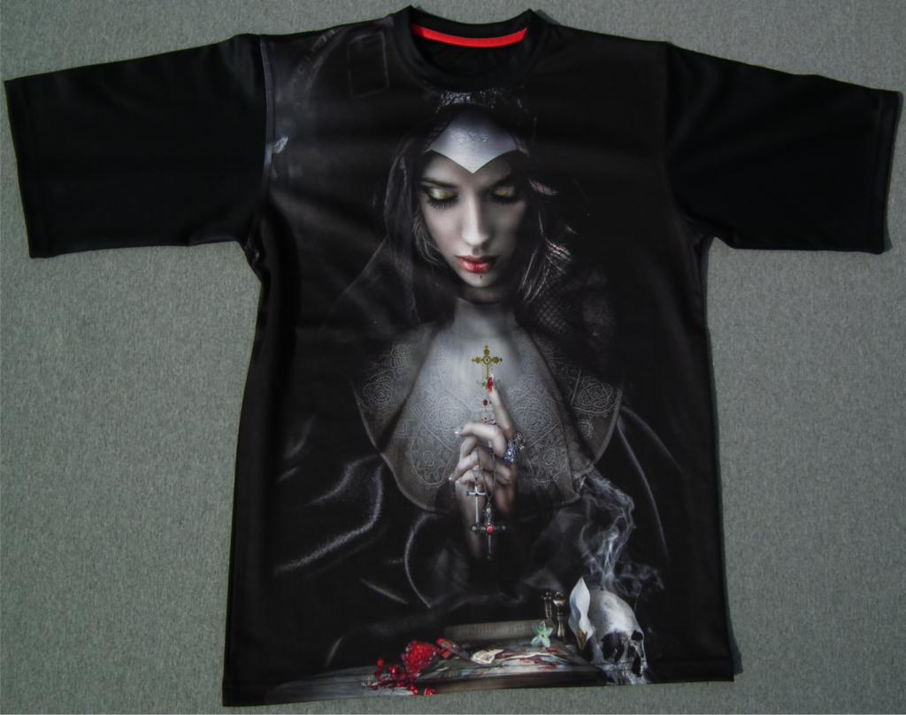 Czarna koszulka z nadrukiem gotyckiej zakonnicy trzymającej krzyż, czaszka i róże u dołu.