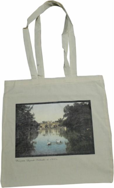 Bawełniana torba z nadrukiem przedstawiającym Łazienki Królewskie w Warszawie z dwoma łabędziami na wodzie.