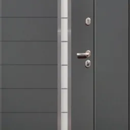 Szare, nowoczesne drzwi wejściowe z pionowym, prostokątnym przeszkleniem, widoczny zamek, klamka i poziome frezy.