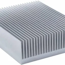 Aluminiowy radiator z gęsto rozmieszczonymi żeberkami chłodzącymi, widoczny w zbliżeniu, na białym tle.