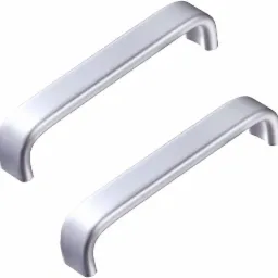 Dwa srebrne, metalowe uchwyty o zaokrąglonym kształcie, leżące ukośnie na białym tle, z widocznym efektem odbicia światła.