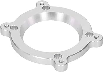 Metalowy, srebrny pierścień z trzema wystającymi elementami mocującymi, każdy z trzema otworami na śruby. Widoczne gwintowane otwory wewnątrz pierścienia. Gładka, matowa powierzchnia metalu.