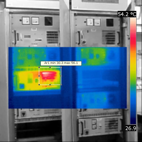 Termowizja szafy elektrycznej, wskazująca obszar o temperaturze od 30.3 do 56.1 stopni Celsjusza, z zaznaczonym punktem pomiarowym i skalą temperatur.