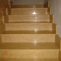Polerowane, beżowe stopnie schodów z marmurowym wzorem, widoczne z dołu, z datą odbitą na pierwszym stopniu.
