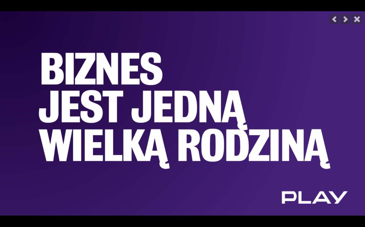 Grafika z białym tekstem 'Biznes jest jedną wielką rodziną' na fioletowym tle z logo PLAY w prawym dolnym rogu.