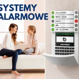 Matka z córką siedzą na białej kanapie obok panelu sterowania alarmem Jablotron z zielonymi i czerwonymi diodami, wyświetlającym statusy: Zavlažování, Noční Režim, Garáž, Dům, Vše Zajištěno.