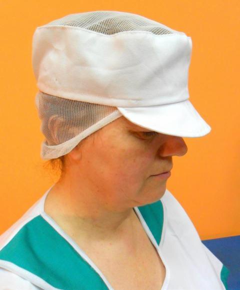 Osoba w białym czepku roboczym z siatką, widok z profilu, na pomarańczowym tle.