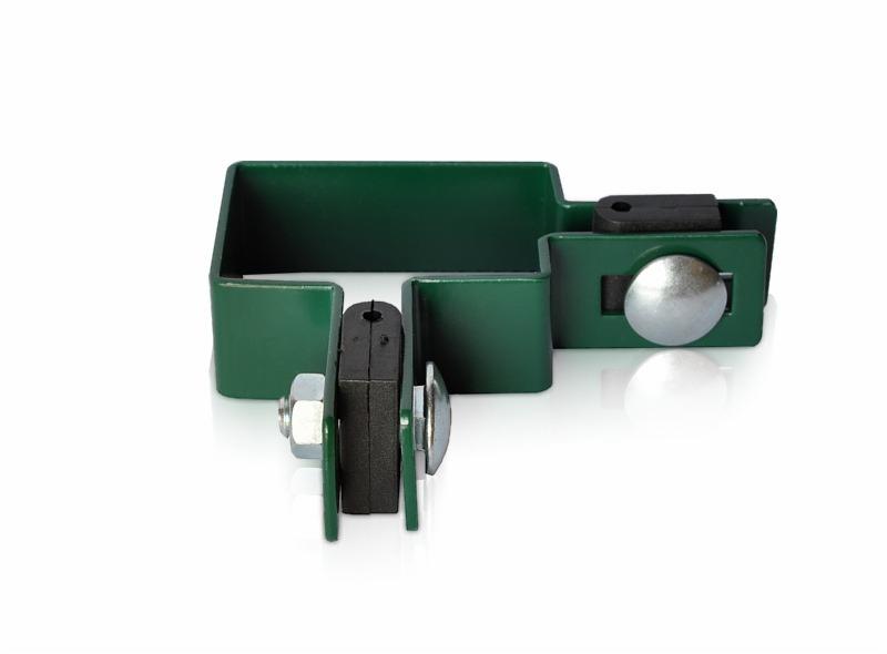 Detale mocowania do słupka ogrodzeniowego z zielonego metalu, widoczna śruba i nakrętka, na białym tle.