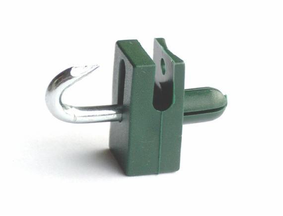 Zielony plastikowy zaczep z metalowym haczykiem do montażu ogrodzenia, widoczny na białym tle.