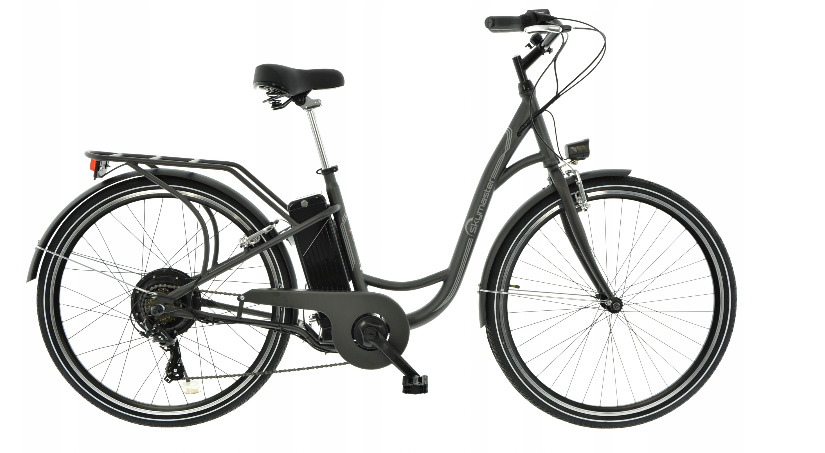 Szary rower elektryczny z bagażnikiem, oświetleniem i napisem 'Skymaster' na ramie, sfotografowany na białym tle.