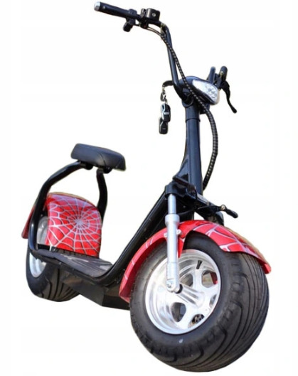 Elektryczny skuter miejski z czerwonymi błotnikami i siedzeniem z motywem pajęczyny, dostępny w Koluszkach.