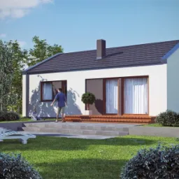 Projekt nowoczesnego, parterowego domu z ciemnym dachem i kominem, widok na taras z drewnianą podłogą i zejściem do ogrodu, w tle osoba stojąca na tarasie i osoba siedząca na trawie.