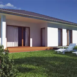 Wizualizacja domu energooszczędnego z białymi ścianami i drewnianym tarasem, z dwoma białymi leżakami na trawniku w słoneczny dzień.