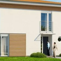 Dwukondygnacyjny, nowoczesny dom z białymi ścianami, drewnianymi żaluzjami i balkonem z metalową balustradą, dwie osoby wchodzą do środka.