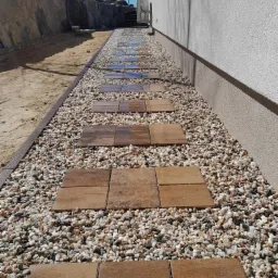 Step by Step z wypełnieniem kamiennym.