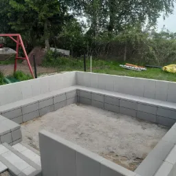 Palenisko wykonane z bloczków ogrodzeniowych oraz palisad.