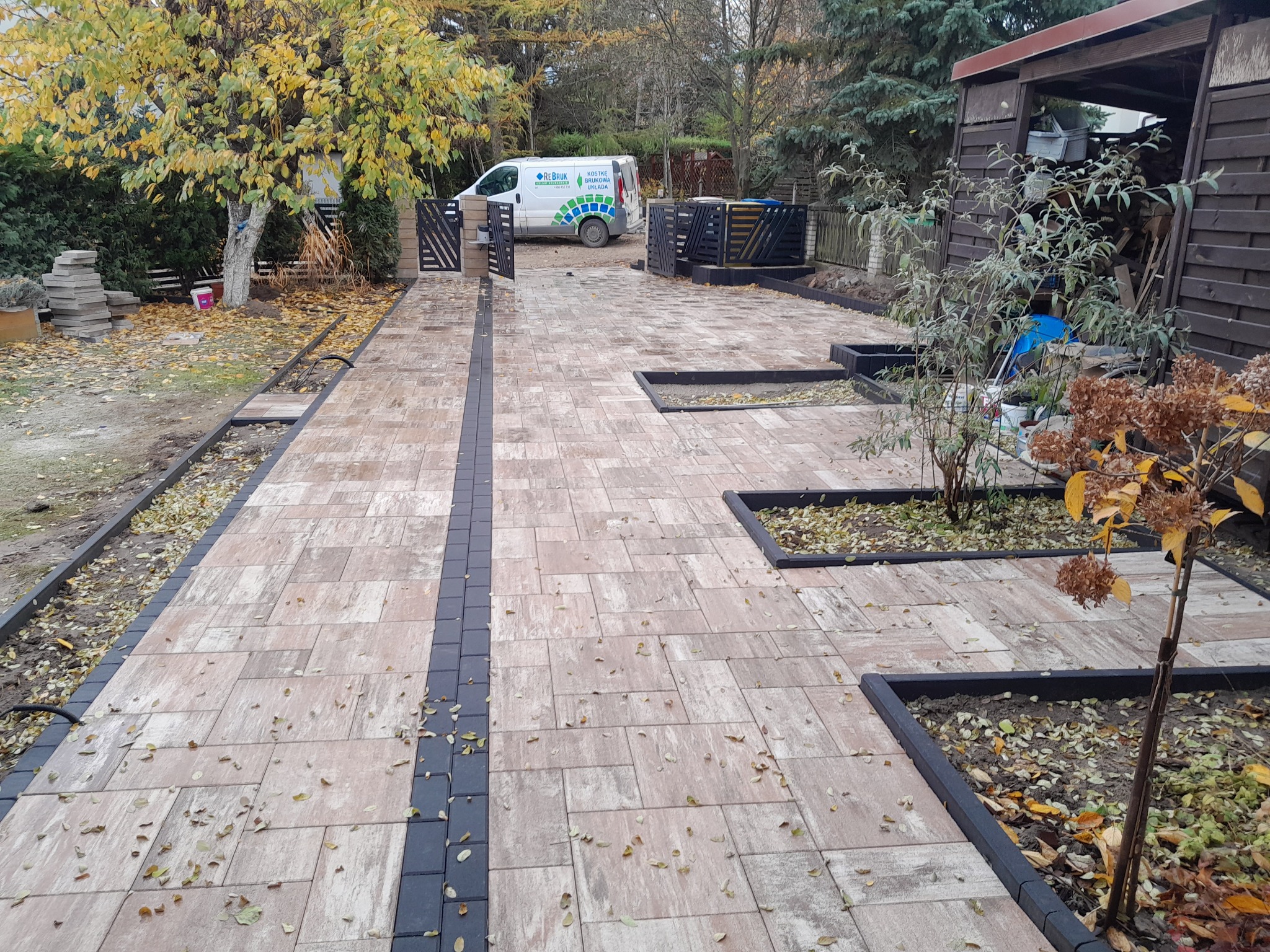 Inwestycja wykonana z kostki Portos w kolorze Agavero.