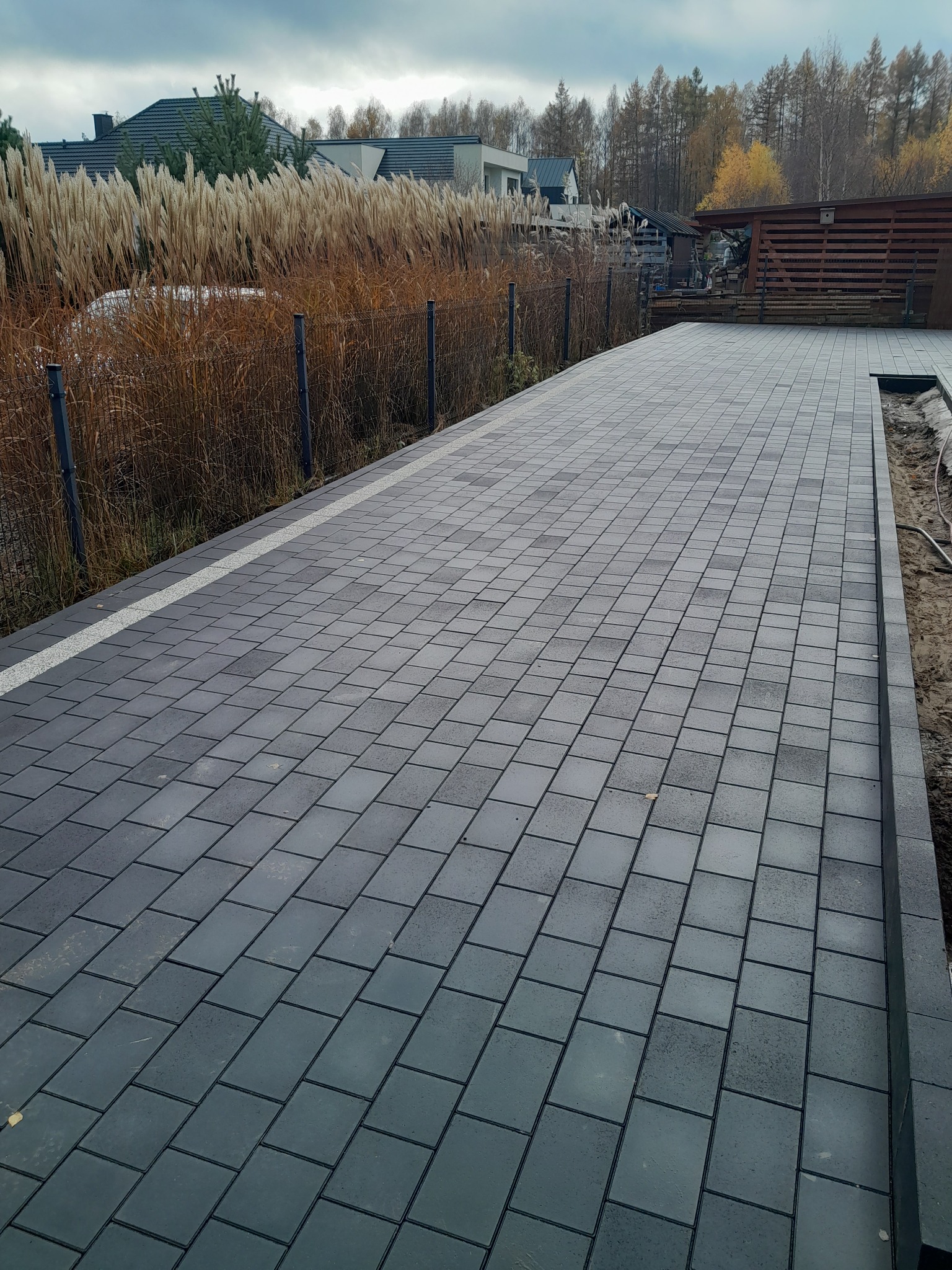 Podjazd wykonany z kostki K28 oraz palisad 100x30x8.