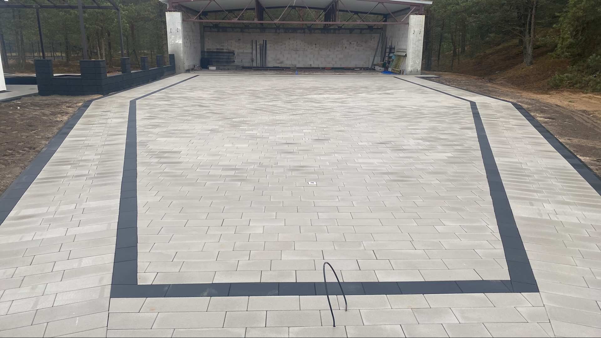 Podjazd dla awionetki wykonany z kostki Via Tres.