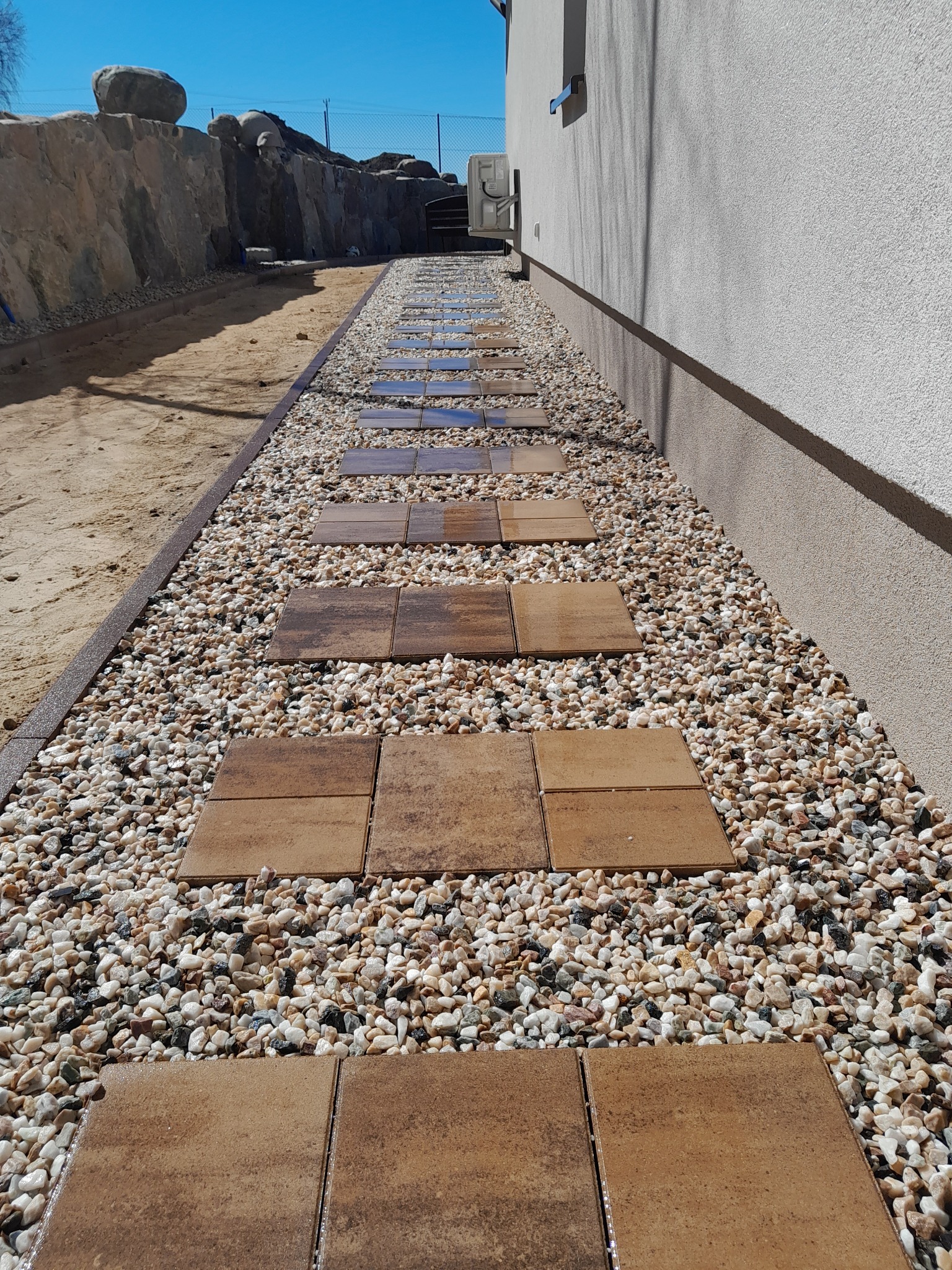 Step by Step z wypełnieniem kamiennym.