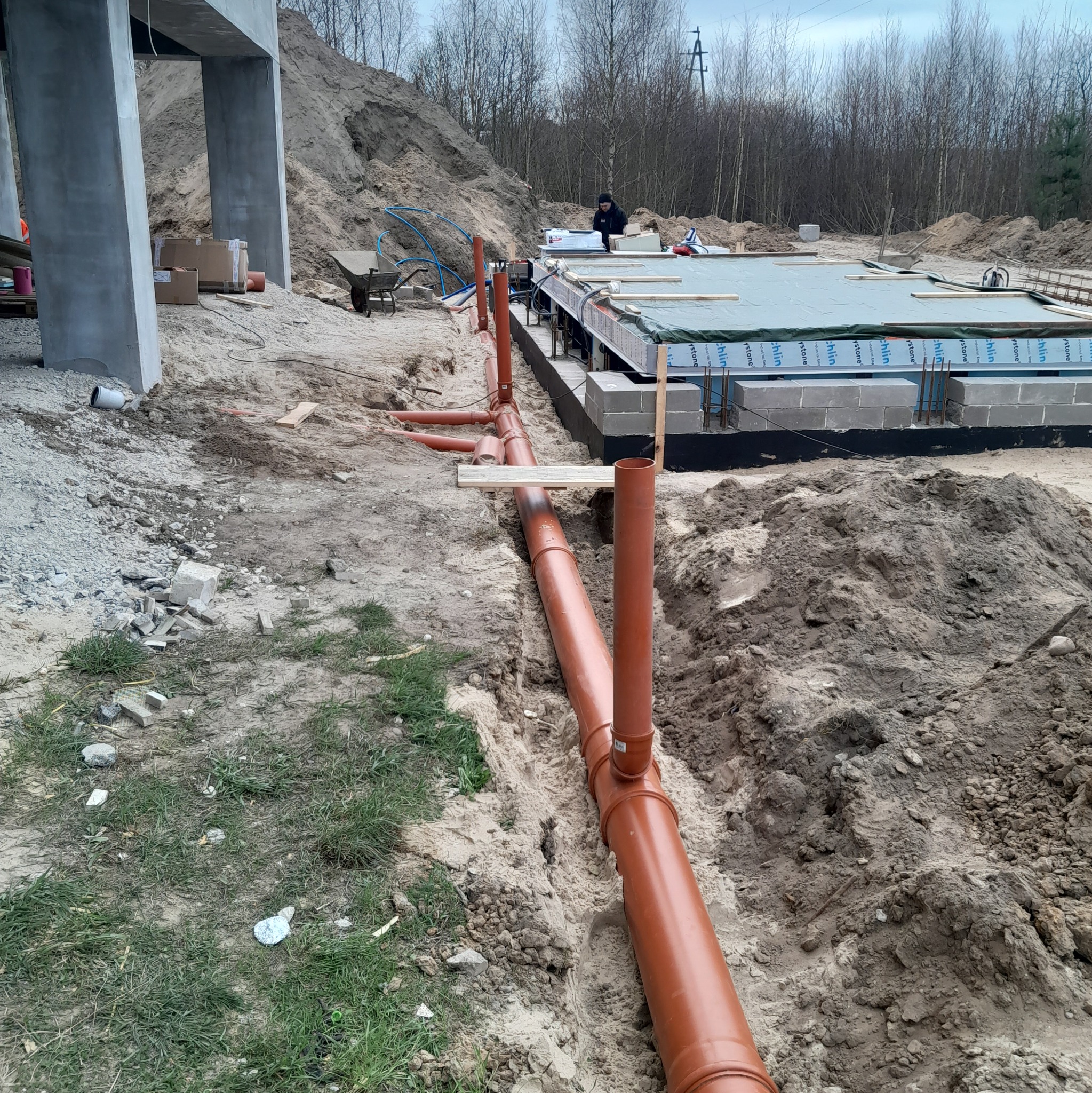 System odprowadzenia deszczówki do podziemnego zbiornika na wodę.