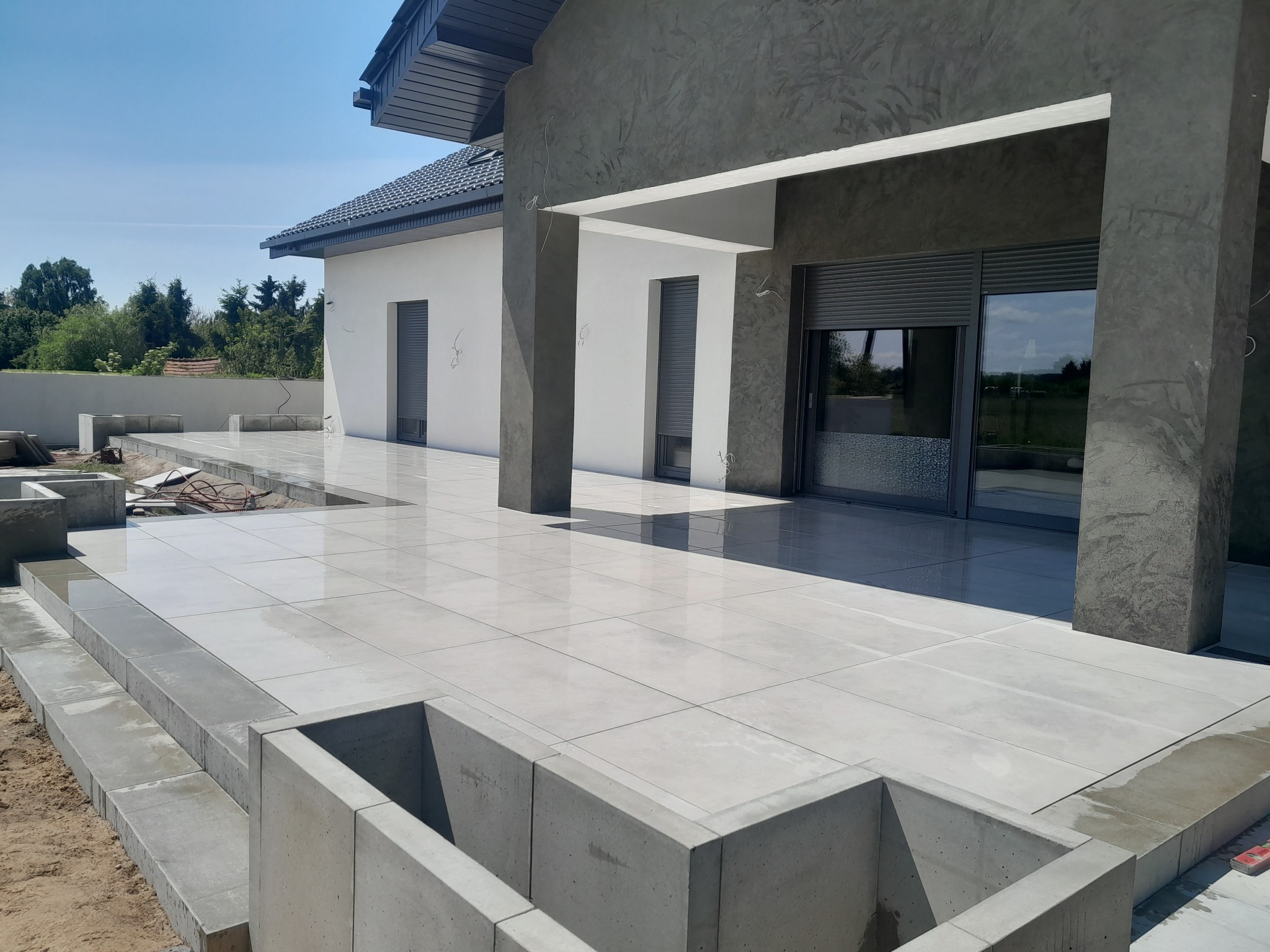 Palisady + stopnice + gres = Taras.