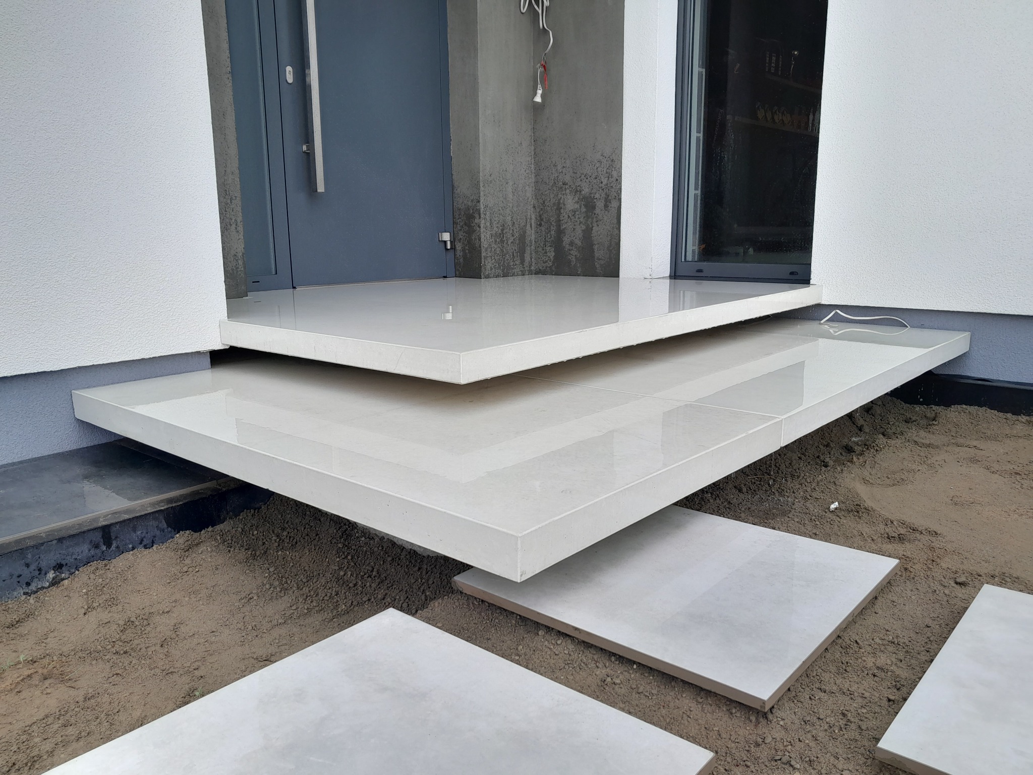 Stopnie lewitujące z betonu architektonicznego.