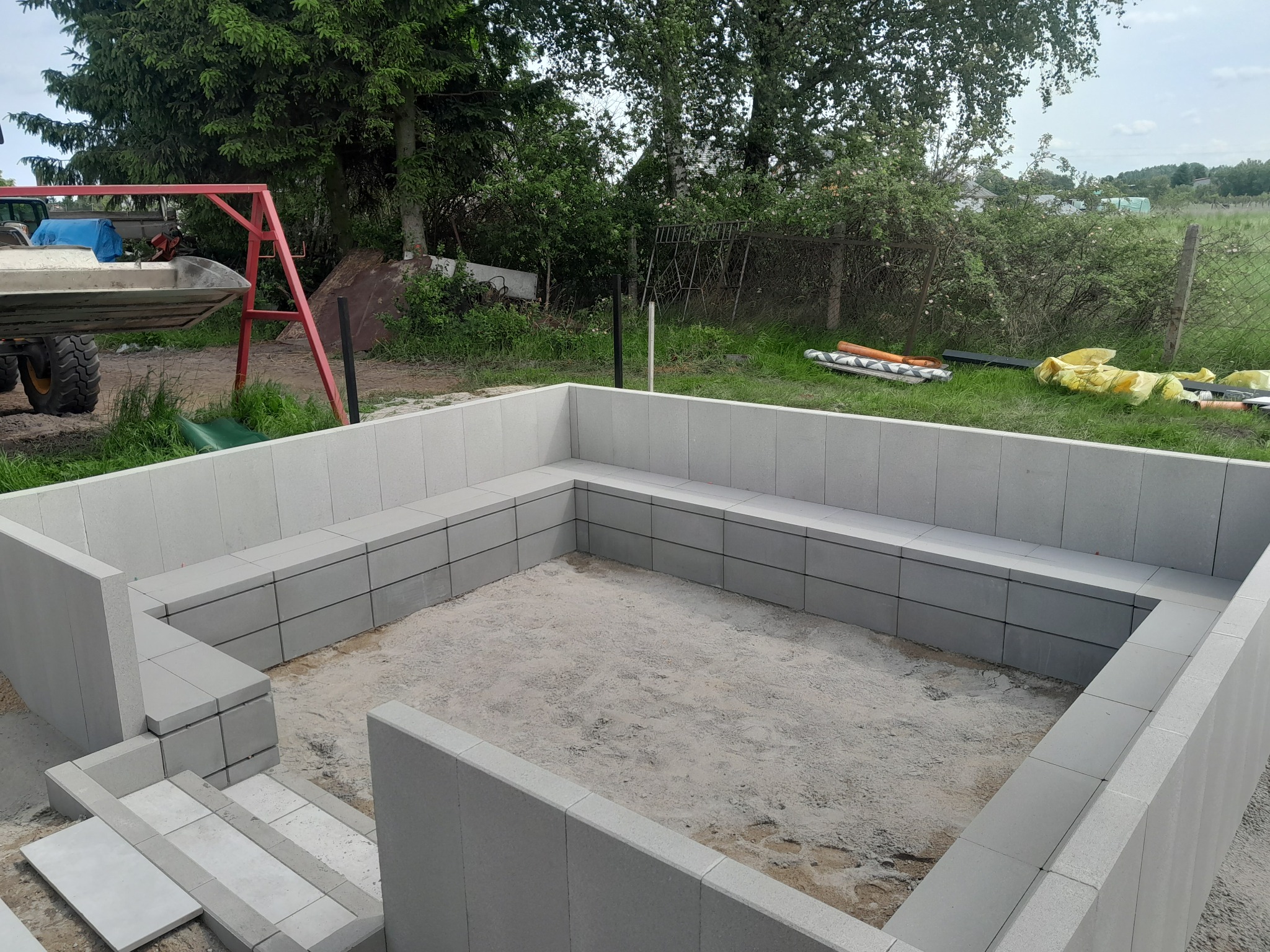 Palenisko wykonane z bloczków ogrodzeniowych oraz palisad.