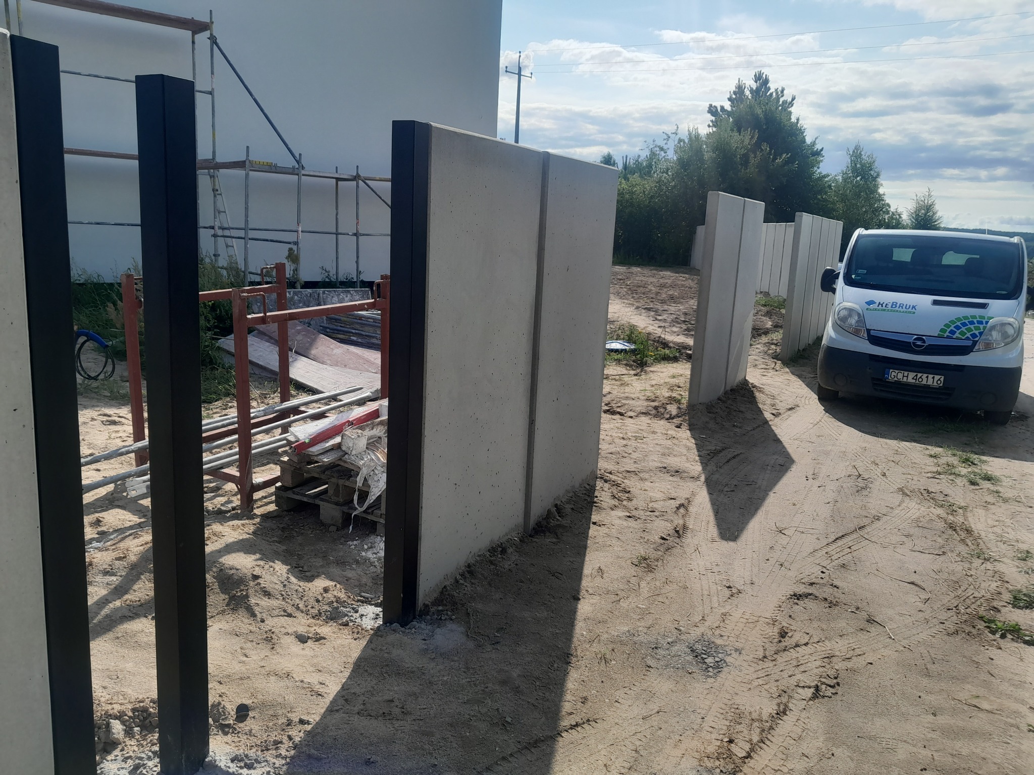 Ogrodzenie z betonu architektonicznego.