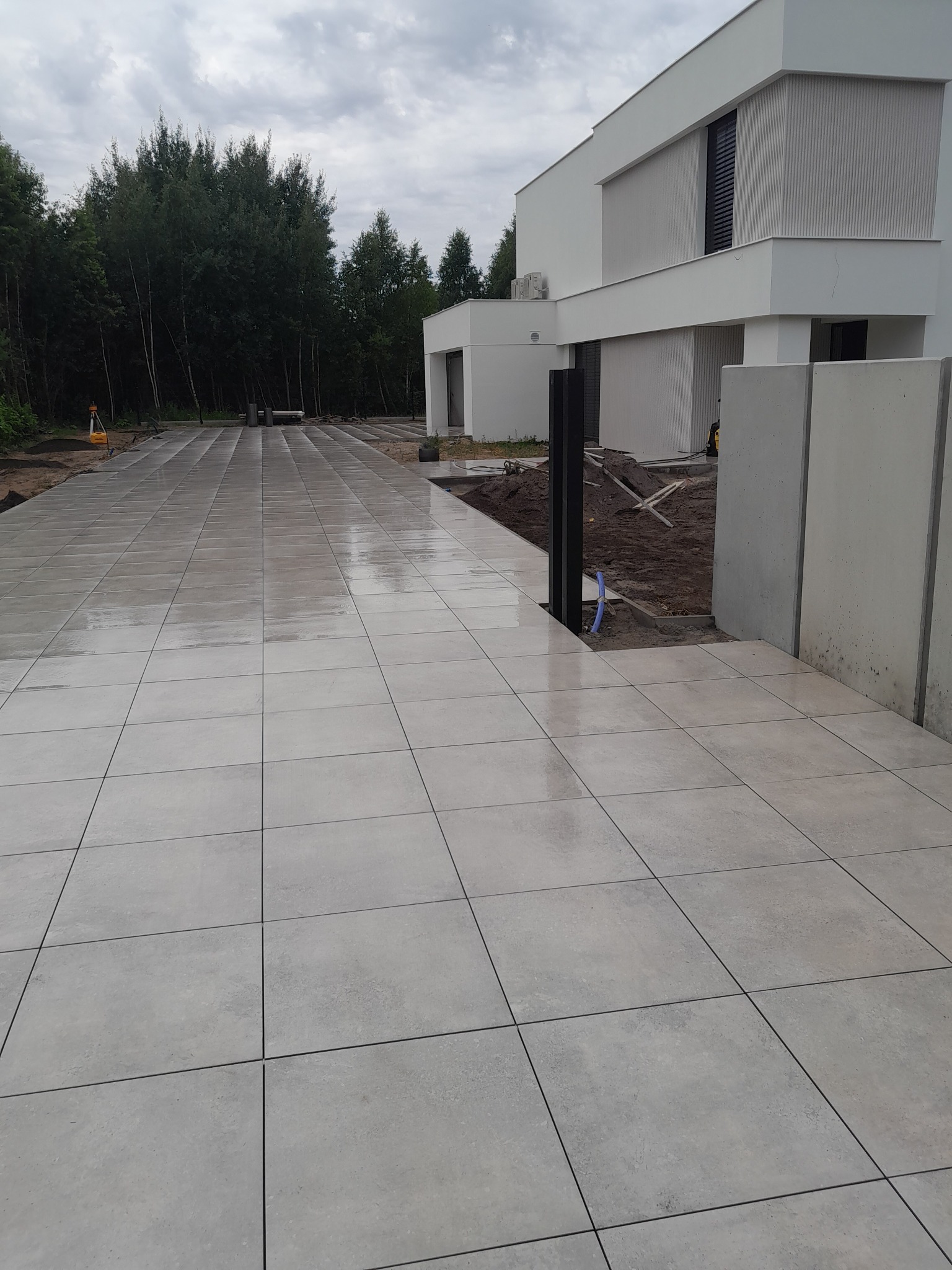 Podjazd wykonany z płyt gresowych.