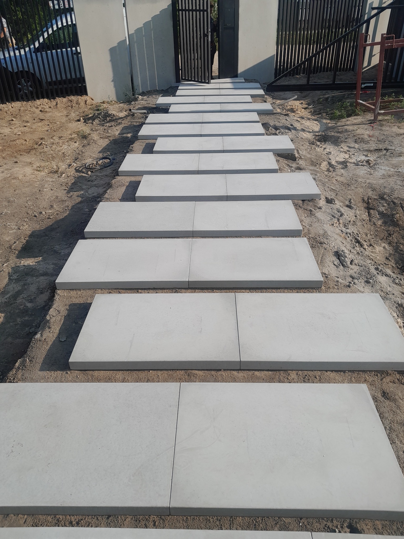 Step-by-step z wykorzystaniem betonu architektonicznego.