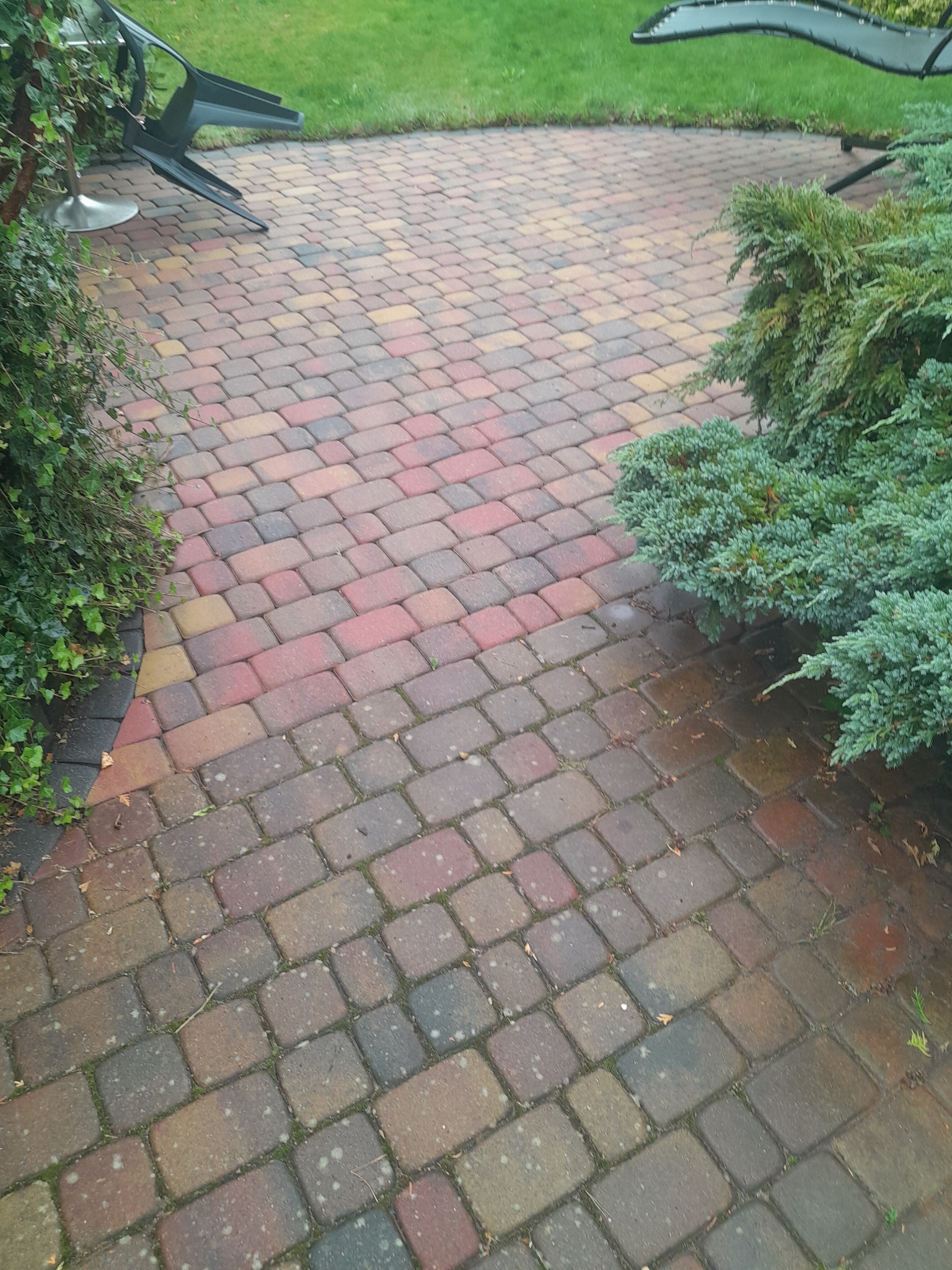 Usługa mycia kostki brukowej. Efekt przed i po.