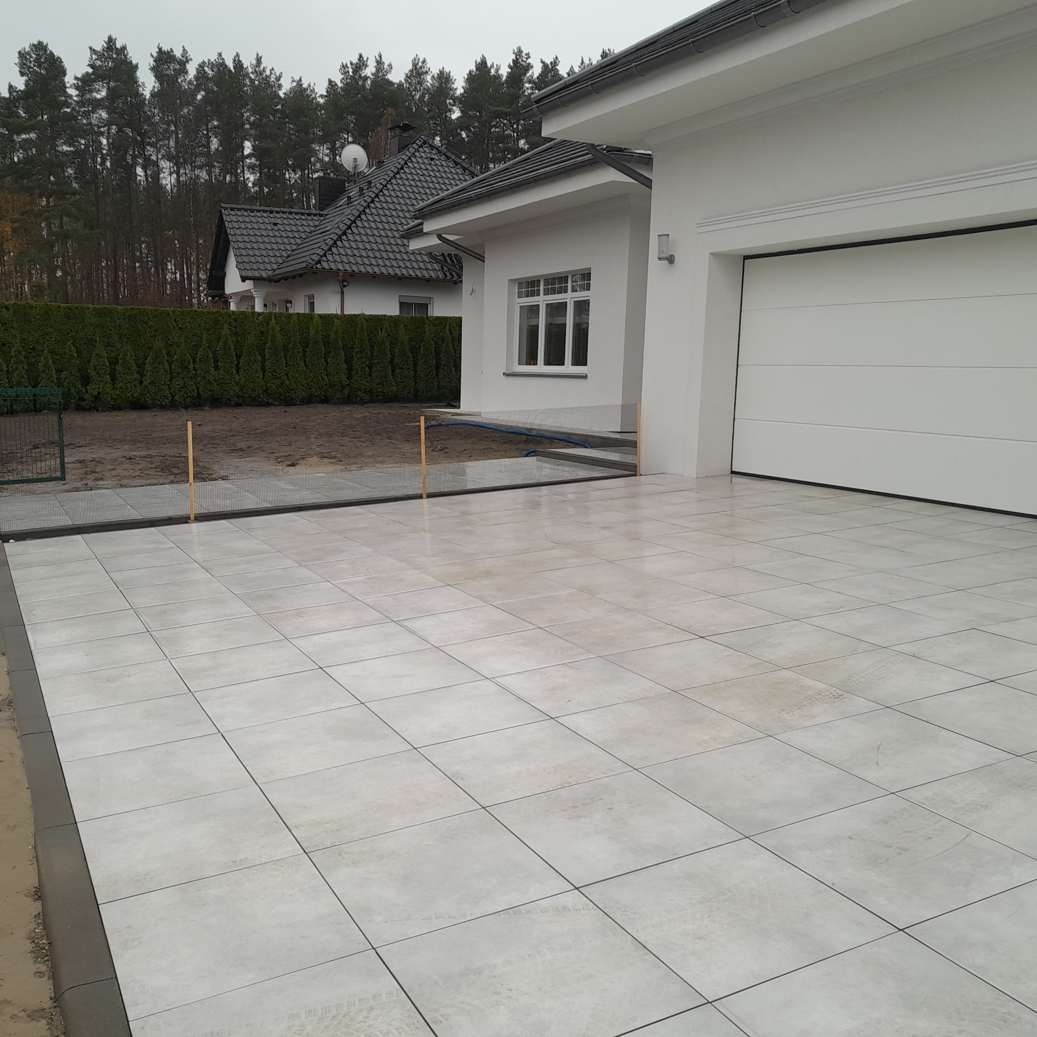 Podjazd wykonany z płyt gresowych 60x60x3.