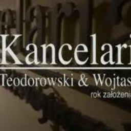 Tablica informacyjna Kancelarii Teodorowski & Wojtaszek z rokiem założenia 2004, widoczna z perspektywy lekko z dołu, z ciemnym tłem.