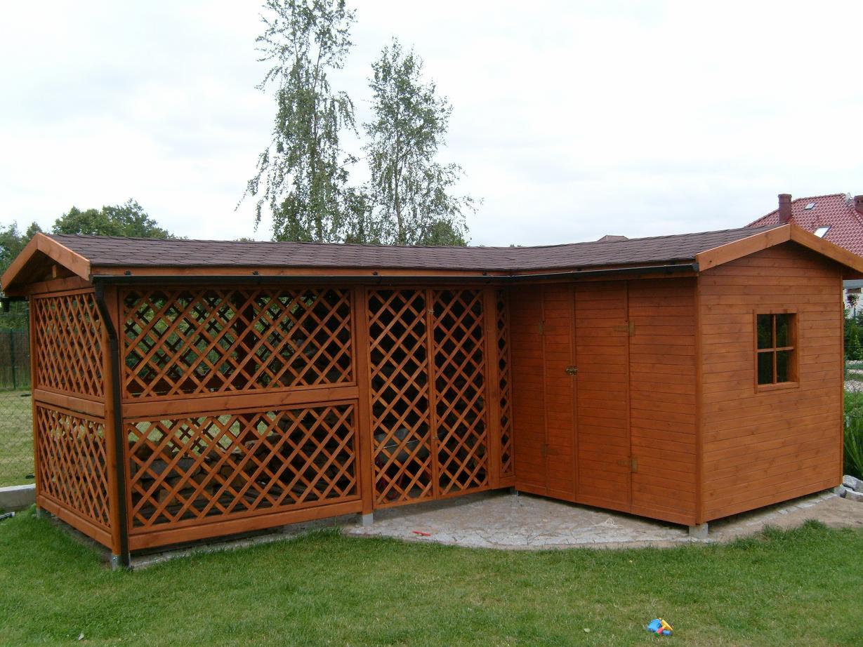 Drewniana konstrukcja ogrodowa z ażurowymi ścianami i zadaszeniem, połączona ze schowkiem, na trawniku.