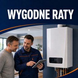 Perfekt Jarosław Zieliński - Technik w niebieskim kombinezonie pokazuje na tablecie klientowi szczegóły oferty, stojąc obok nowoczesnego, białego kotła wiszącego z widocznymi rurami. Na górze grafika z napisem 'WYGODNE RATY'.