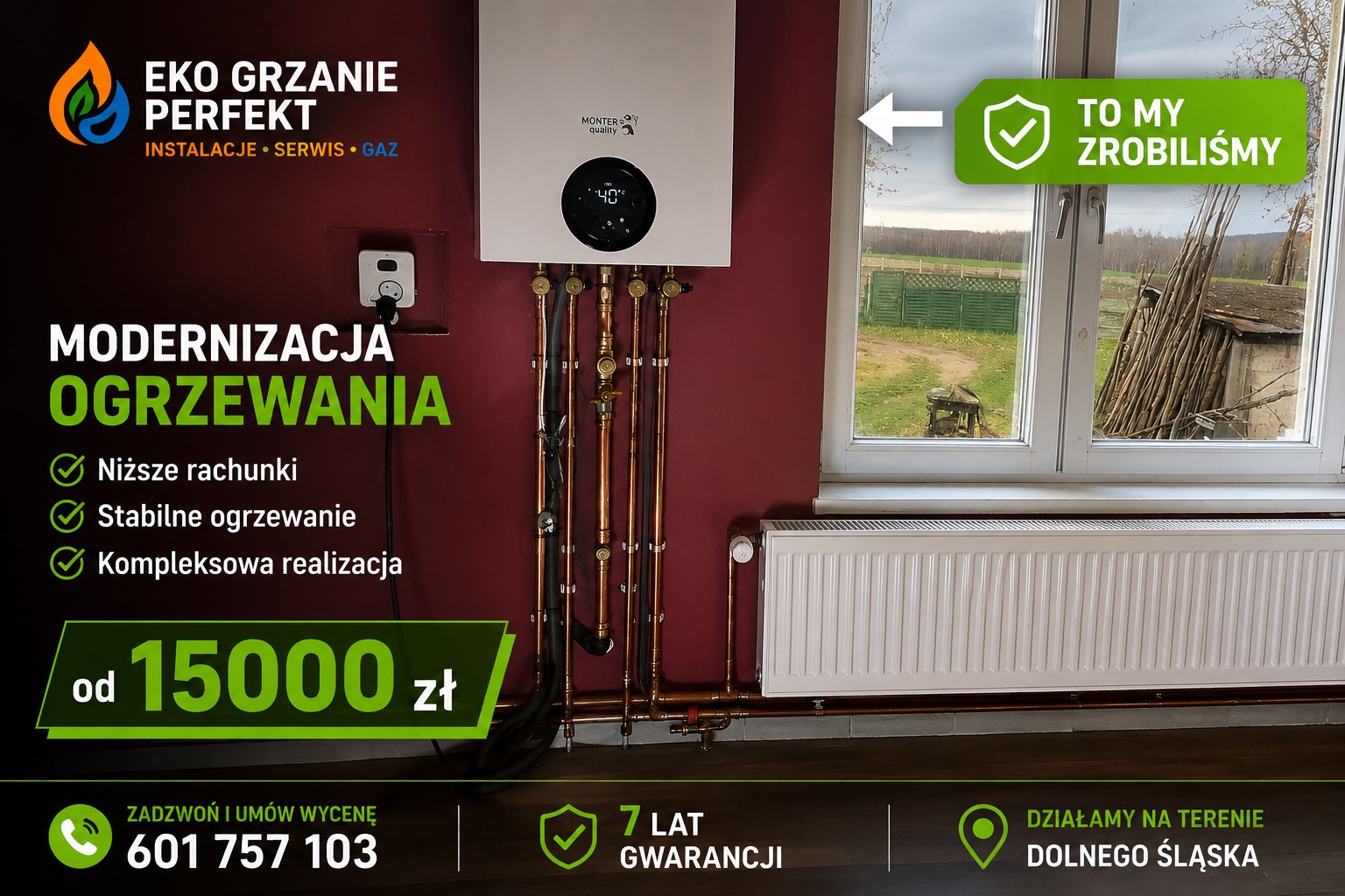 Biały piec gazowy Monter Quality na czerwonej ścianie, z widocznymi miedzianymi rurami instalacji. Obok okno z widokiem na zewnątrz i grzejnik. Reklama firmy Eko Grzanie Perfekt.