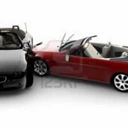 Dwa uszkodzone samochody: czarny sedan i czerwony kabriolet po kolizji, widoczne uszkodzenia karoserii, białe tło.