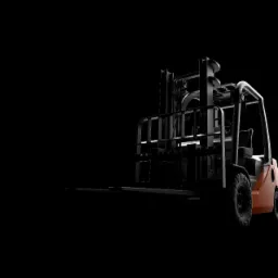 Nowy wózek widłowy spalinowy w minimalistycznym ujęciu na czarnym tle, z widocznymi detalami konstrukcyjnymi i pomarańczowymi elementami karoserii.